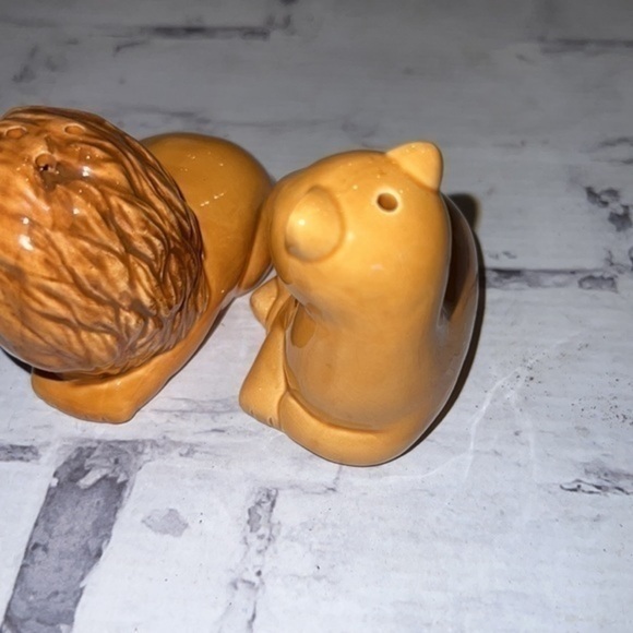 Vintage Resting Lion and Lioness Salt and Pepper Shakers 1989 - Picture 2 of 6